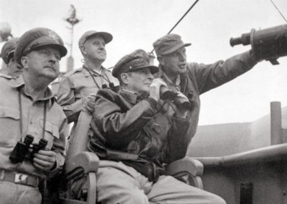 1958年軍區首長去遼寧一縣城，碰見糧庫警衛竟是犧牲5年的戰友