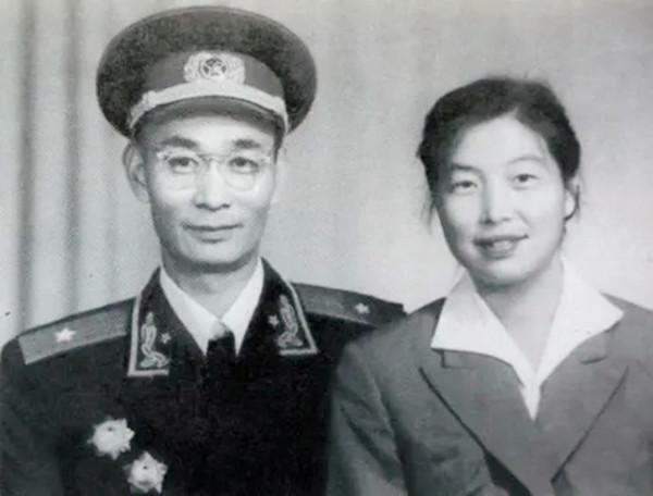 此人犧牲,全團官兵一起披麻戴孝,集體在遺像前下跪 此人犧牲,全團官兵一起披麻戴孝,集體在遺像前下跪
