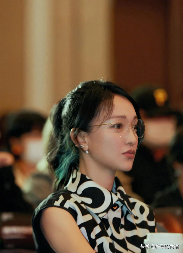 47歲周迅、張雨綺又談姐弟戀了！這屆男人不行？