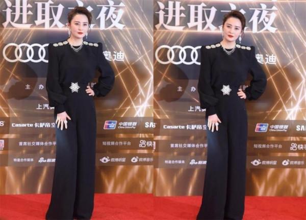 蔣勤勤藏不住中年感了，穿墊肩上衣配闊腿褲挺霸氣，臉真撐不住了