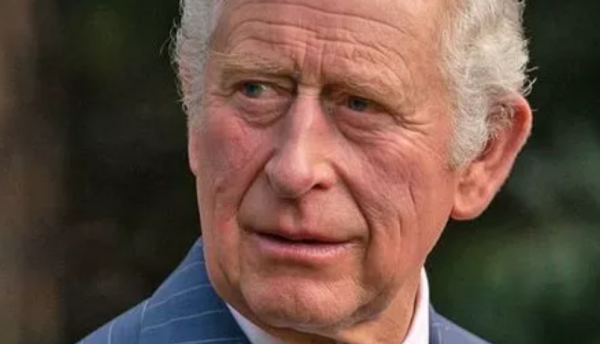 查爾斯出席Cop26峰會,登臺演講險些絆倒,恢復平衡後臉漲得通紅 查爾斯出席Cop26峰會,登臺演講險些絆倒,恢復平衡後臉漲得通紅