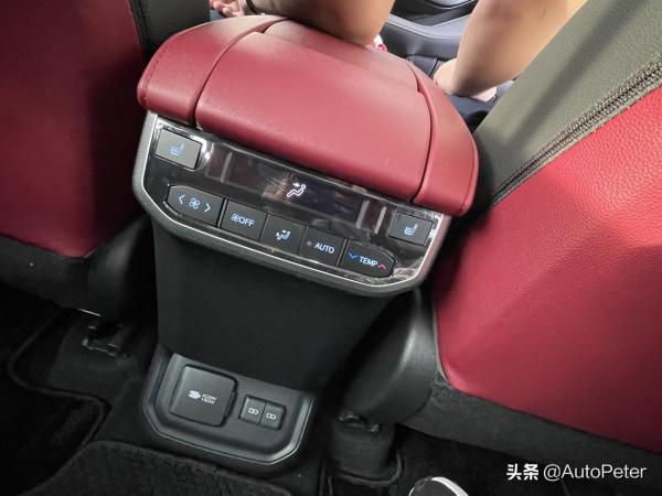 皇冠陸放,實車非常“震撼” 皇冠陸放,實車非常“震撼”