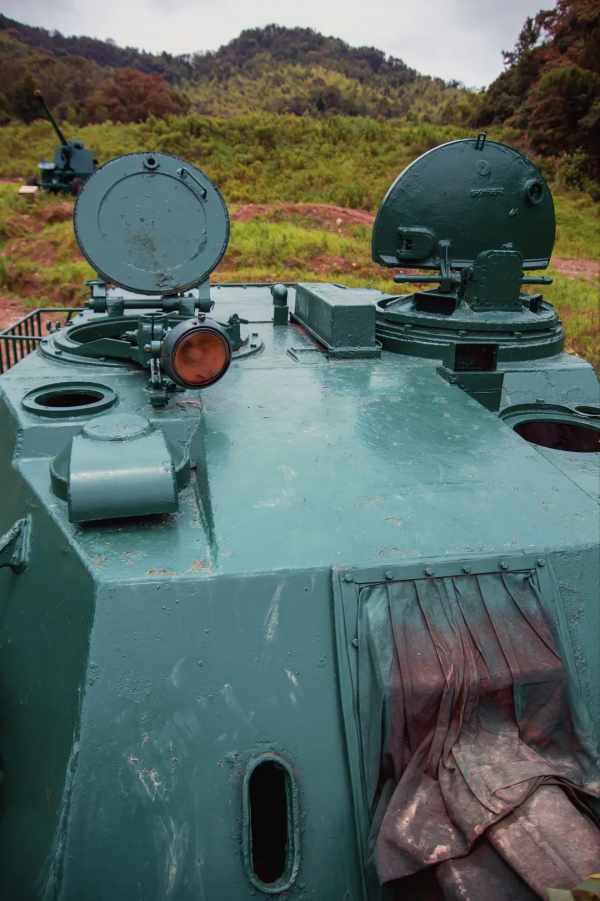 深山裡的廢棄坦克墳場探索 深山裡的廢棄坦克墳場探索