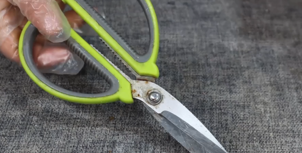 今天才知道，用剪刀剪易拉罐，越剪越鋒利，省錢實用，快去試試