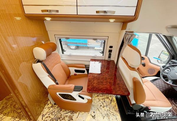 邁巴赫同款配色?這款福特房車只能打82分,剩下的666 邁巴赫同款配色?這款福特房車只能打82分,剩下的666