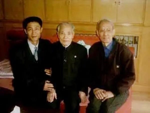 團長擋不住敵軍後逃跑，這個21歲傳令兵站出來：大家聽我的指揮