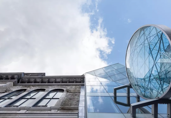 把百年建築「拆」得只剩一面牆