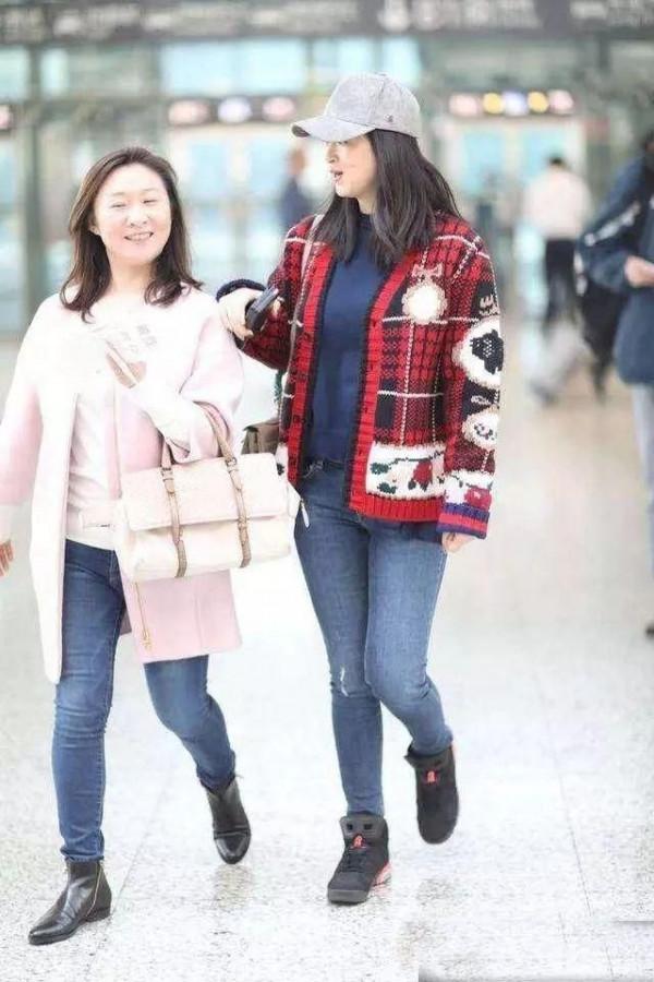 蔣欣穿衛衣胖的真實，典型的梨形身材，但臉小很漂亮而且不顯老