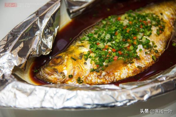 蘇州朋友五星酒店請吃飯,上一條魚竟沒去魚鱗,服務員:正常吃法 蘇州朋友五星酒店請吃飯,上一條魚竟沒去魚鱗,服務員:正常吃法