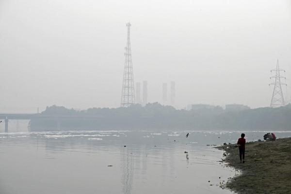 印度空氣質量持續低下 民眾在被汙染的河水中尋找可回收廢物