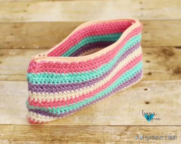 舊衣褲的拉鍊剪下來後，用鉤針戳一圈就有無數的收納