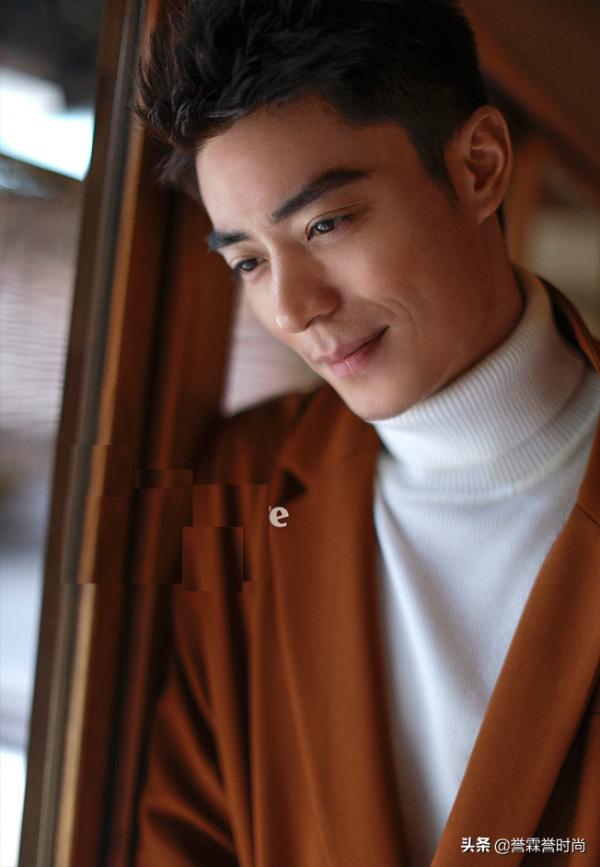 42歲霍建華這是要走哪種時尚路線?光頭配西裝,這氣質模仿不來 42歲霍建華這是要走哪種時尚路線?光頭配西裝,這氣質模仿不來