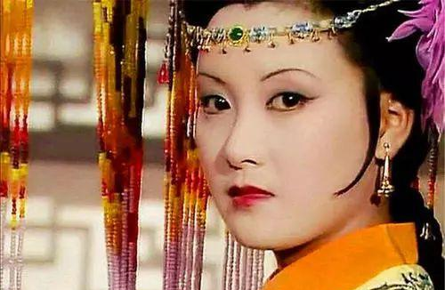 薛寶釵究竟做了什麼？讓探春、鳳姐、賈母三人合力將她攆出大觀園