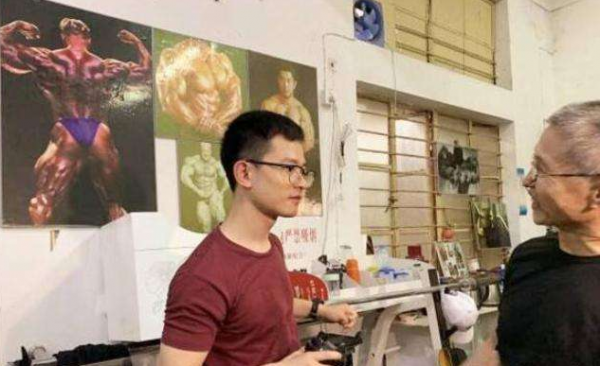 小夥得了怪病，醫生看不出病因，為自救考醫科大學後找到治療方法