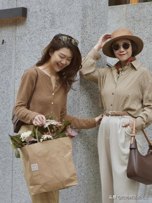 今秋火了一種褲子，叫“醋酸褲”，舒適顯瘦，五六十歲女人穿好美