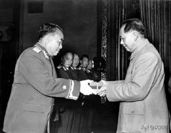 他是軍隊的建立人之一，卻無任何軍銜，林彪稱他有資格被授予元帥