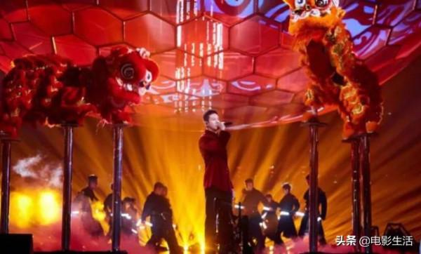 跨年晚會男星開始“內卷”，王源酷似貴公子，張藝興帶來超強舞臺