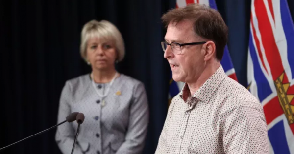 &OpenCurlyDoubleQuote;這是我的國家！&rdquo;反口罩遊行者高喊歧視亞裔學生言論