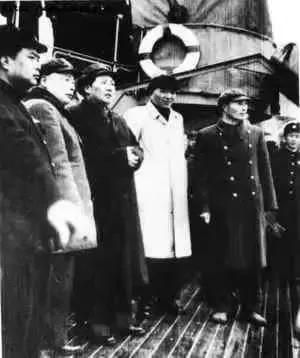 她被譽為軍中一枝花，陳毅親自同意她婚姻，丈夫上將，女婿正國級