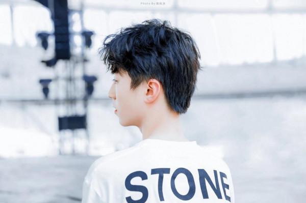 藍色漸變真的好致命 專屬話筒是歌手王俊凱的象徵.