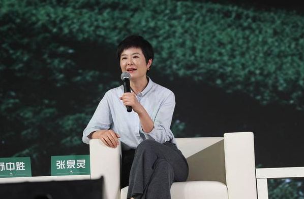 退出央視的張泉靈，其硬筆書法不錯，果敢沉靜，成交流傳閱的焦點