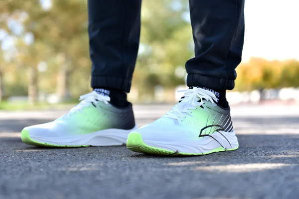 這雙專為柏油路而“生”的跑鞋,它在包裹和耐磨上到底有多香? 這雙專為柏油路而“生”的跑鞋,它在包裹和耐磨上到底有多香?