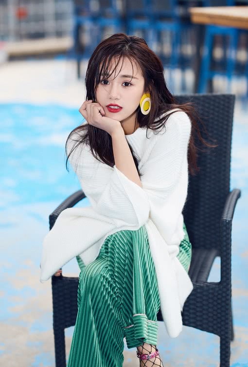 安悅溪只是剪了個空氣劉海,一下就嫩回15歲,穎寶都快認不出來了 安悅溪只是剪了個空氣劉海,一下就嫩回15歲,穎寶都快認不出來了