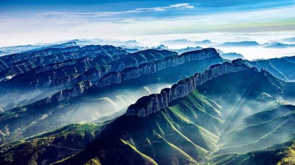 中國的牆狀山：橫看成嶺側成峰