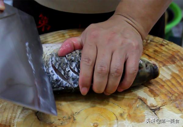 家常紅燒魚很多人都不會做，廚師長教你小技巧，鮮嫩多汁，外皮酥