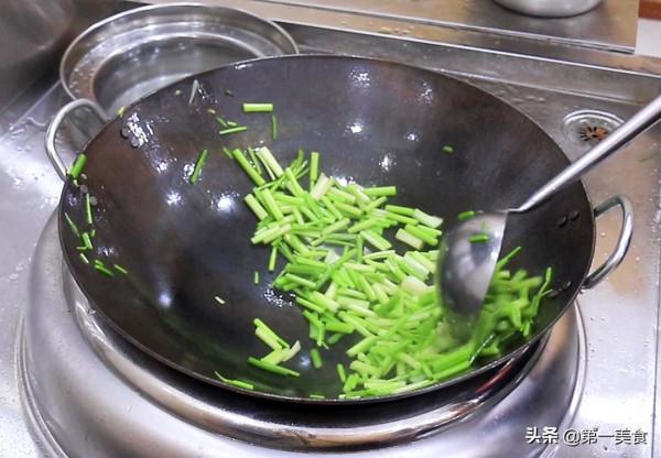 飯店的臘肉炒芹菜，為啥清脆不柴有嚼勁，廚師長告訴你關鍵在哪