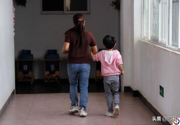 女童出生時腸子露在外面,醫生將其救活,未料幾個月後又遭重擊 女童出生時腸子露在外面,醫生將其救活,未料幾個月後又遭重擊