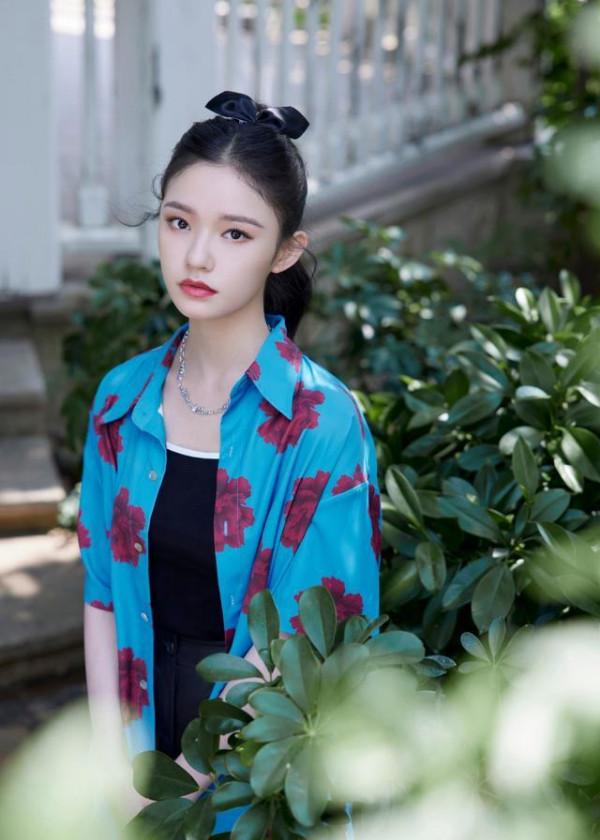 林允曬國慶出遊照，穿花襯衫不但不土，配小短裙又純又欲還吸睛
