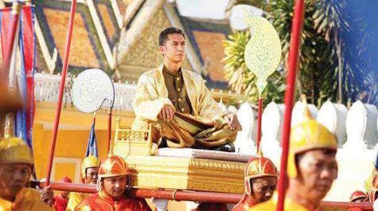 三分鐘瞭解拉那烈親王的家庭,兩任妻子美貌如花,兒子比明星都帥 三分鐘瞭解拉那烈親王的家庭,兩任妻子美貌如花,兒子比明星都帥