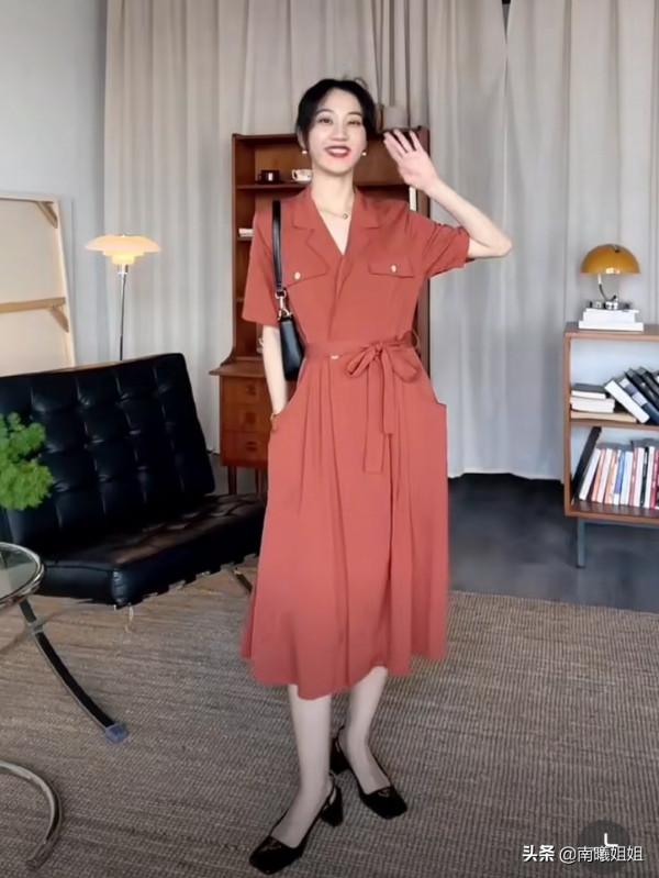 今年火了一種裙子叫“過膝不過踝”，優雅顯高，太適合40歲女人了