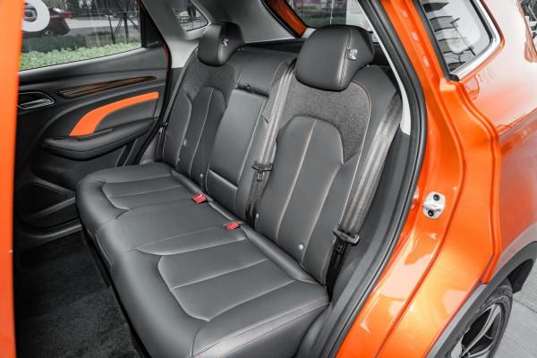 外觀個性配置多，搭載1.6L+CVT，賣9.68萬，實拍榮威RX3