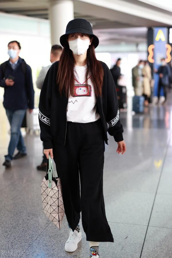 曾黎運動風穿搭,一身的黑色裝扮,時尚不沉悶,看著好舒服 曾黎運動風穿搭,一身的黑色裝扮,時尚不沉悶,看著好舒服