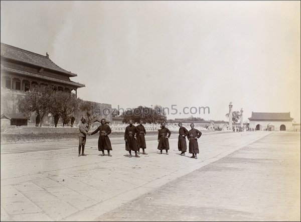 老照片：1900年到2000年的北京天安門，看得出有啥變化嗎？