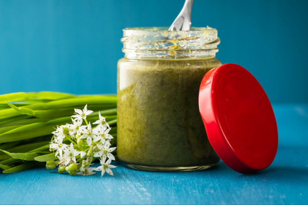 醃韭菜花，只放鹽容易壞，奶奶教我一招，翠綠鮮香，能儲存一年