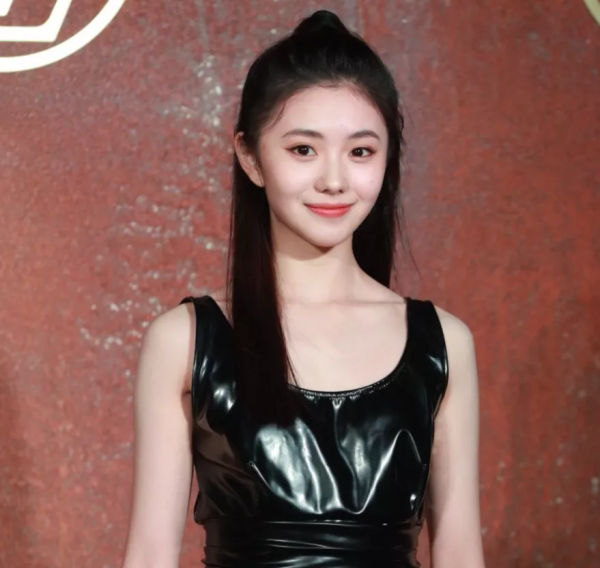 LV大秀紅毯來了!熱巴暴露髮際線,周冬雨瘦過頭,劉亦菲狀態絕佳 LV大秀紅毯來了!熱巴暴露髮際線,周冬雨瘦過頭,劉亦菲狀態絕佳