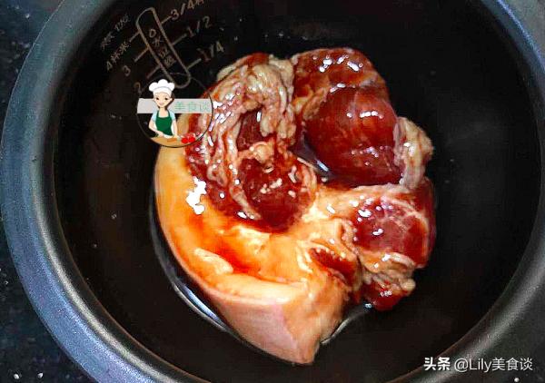 把豬肉放進電飯鍋,不加一滴水直接燜,出鍋香到流口水,渣都不剩 把豬肉放進電飯鍋,不加一滴水直接燜,出鍋香到流口水,渣都不剩