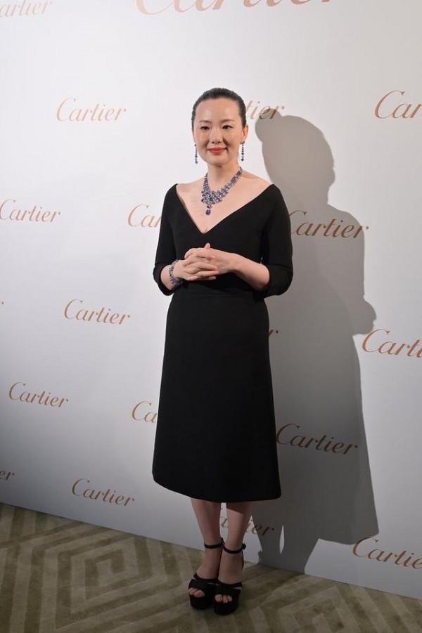 董卿整體氣質不如詠梅，自然臉很真實一點不裝，穿的隨意又灑脫