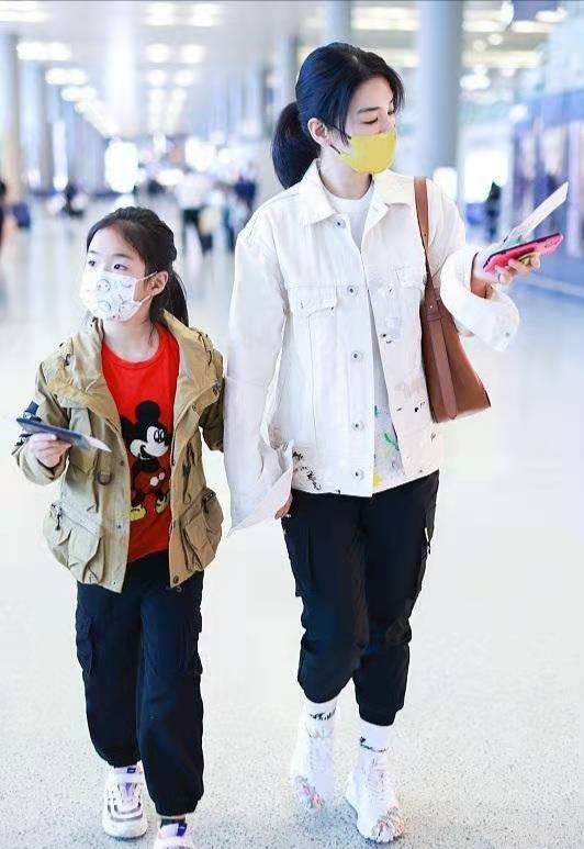 黃奕攜女走機場，她打扮精緻容光煥發，8歲女兒穿著隨意顯成熟