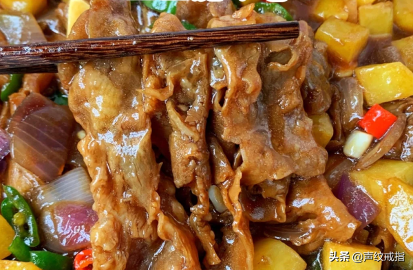 一頓飯:爆炒大蝦+土豆肥牛卷 一頓飯:爆炒大蝦+土豆肥牛卷