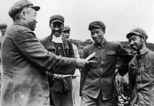 1952年彭德懷回國，鄧華請求粟裕接替總指揮，毛主席為何拒絕？