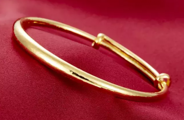 黃金首飾越來越洋氣，磨砂面和亮面有啥區別？內行人說出了門道