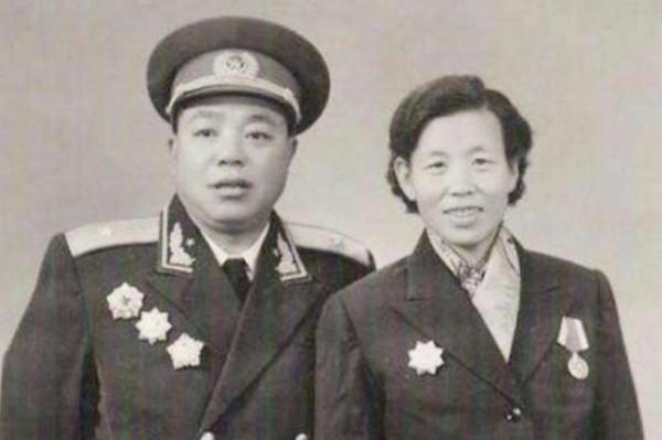 從俘虜到開國少將,毛主席為其母題詞祝壽,晚年他被下放餵豬 從俘虜到開國少將,毛主席為其母題詞祝壽,晚年他被下放餵豬