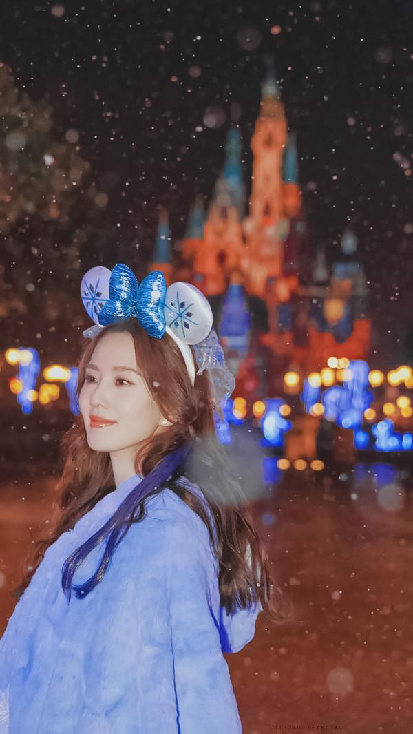 劉詩詩迪士尼適配度也太高了吧!真的不是童話現場嗎? 劉詩詩迪士尼適配度也太高了吧!真的不是童話現場嗎?