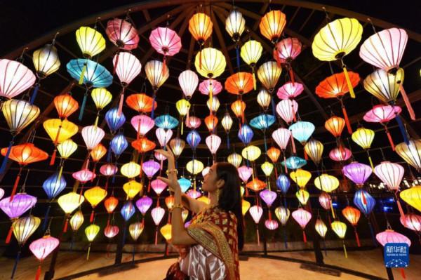 彩燈萬盞不夜天