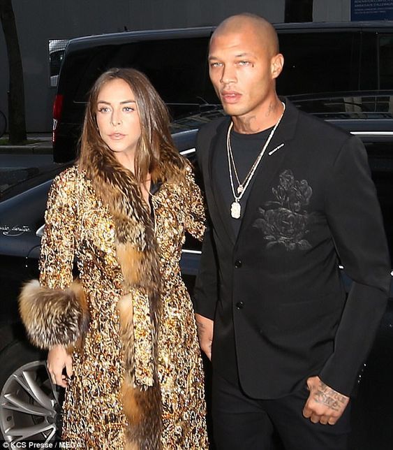 37歲“最帥囚犯”久違現身，當上了電影男主角，比57歲女主顯滄桑