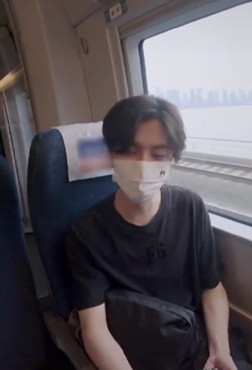 鹿晗拿老年機坐高鐵，整點會大聲報時，隔著螢幕都感到了他的尷尬
